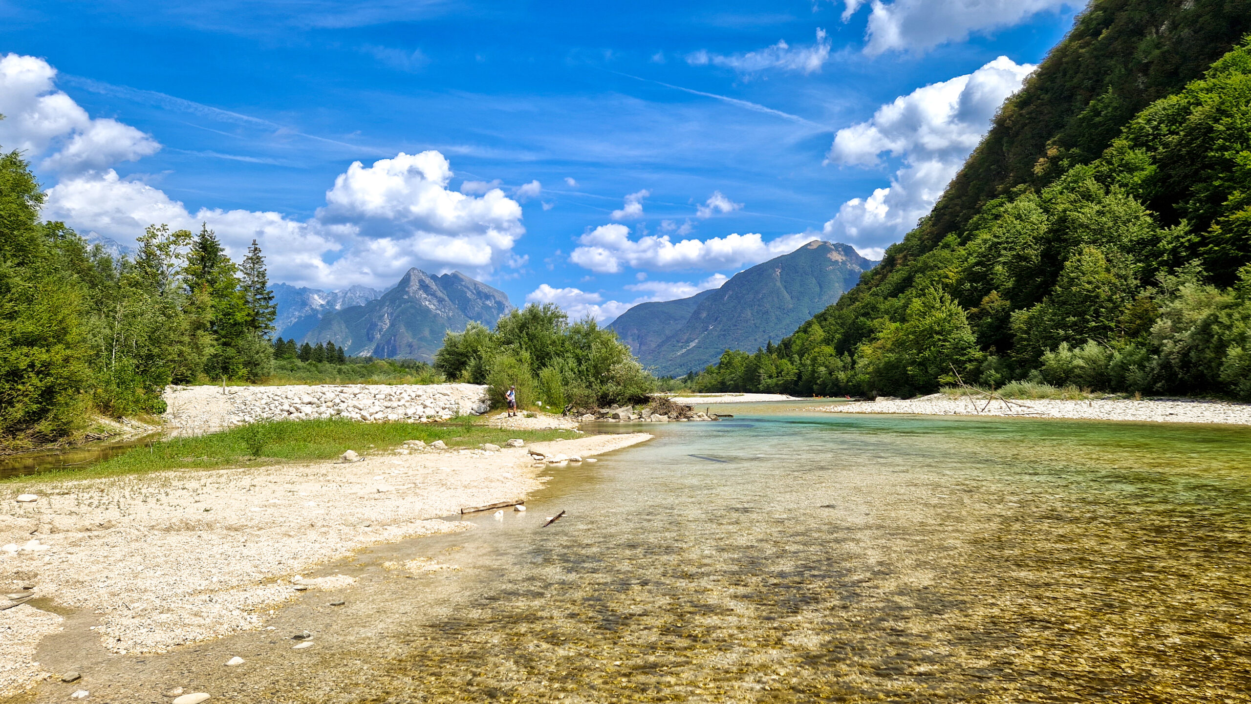 Rzeka Socza, w tle Alpy Julijskie