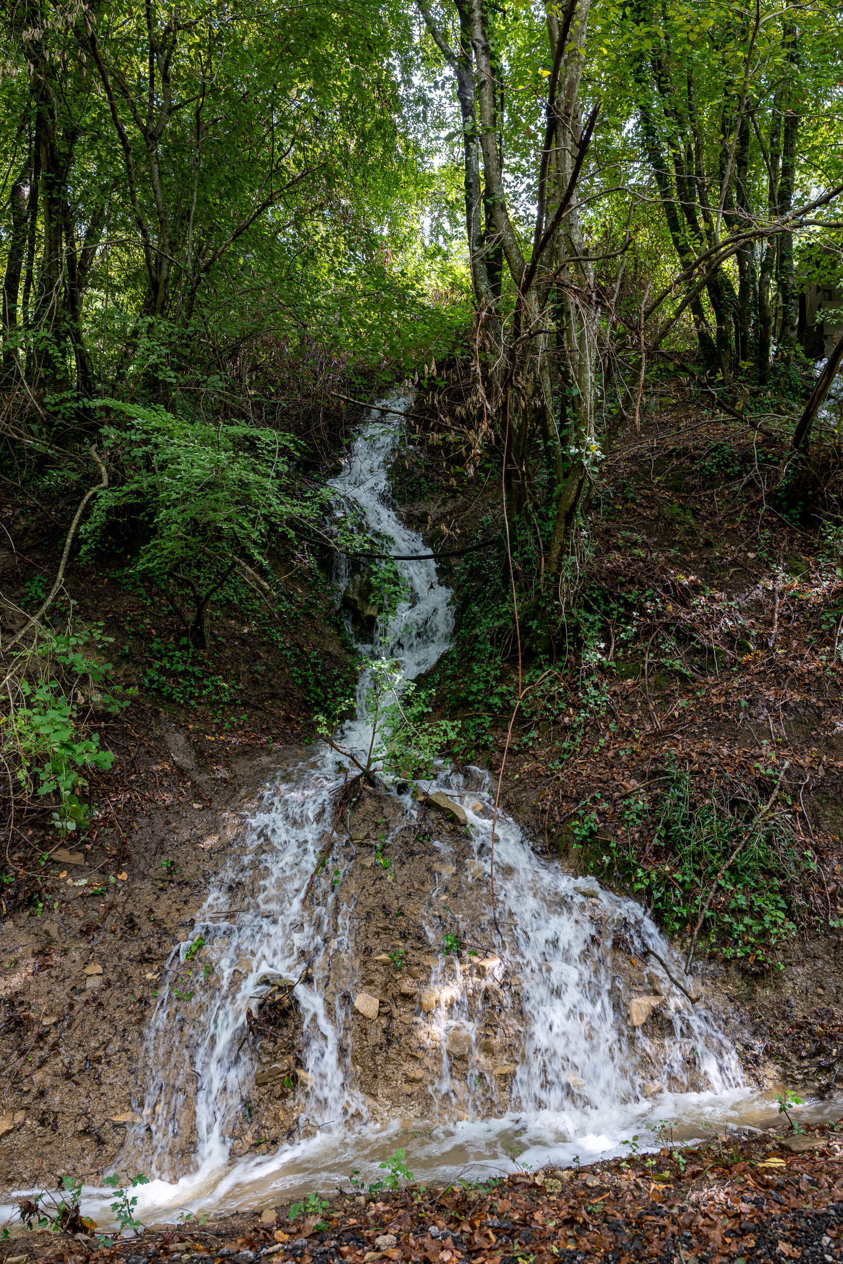 Woda spływająca ze wzgórz po ulewie